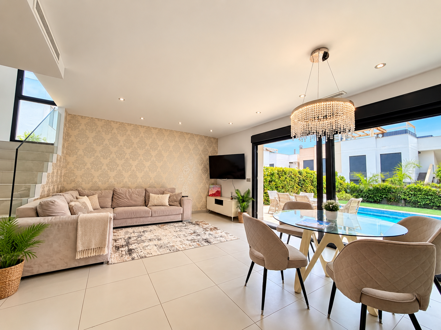 Beautiful 3-bedroom, 3-bathroom villa in Ciudad Quesada, Rojales, offering modern design, bright interiors and excellent outdoor living with a private swimming pool and covered parking within the plot