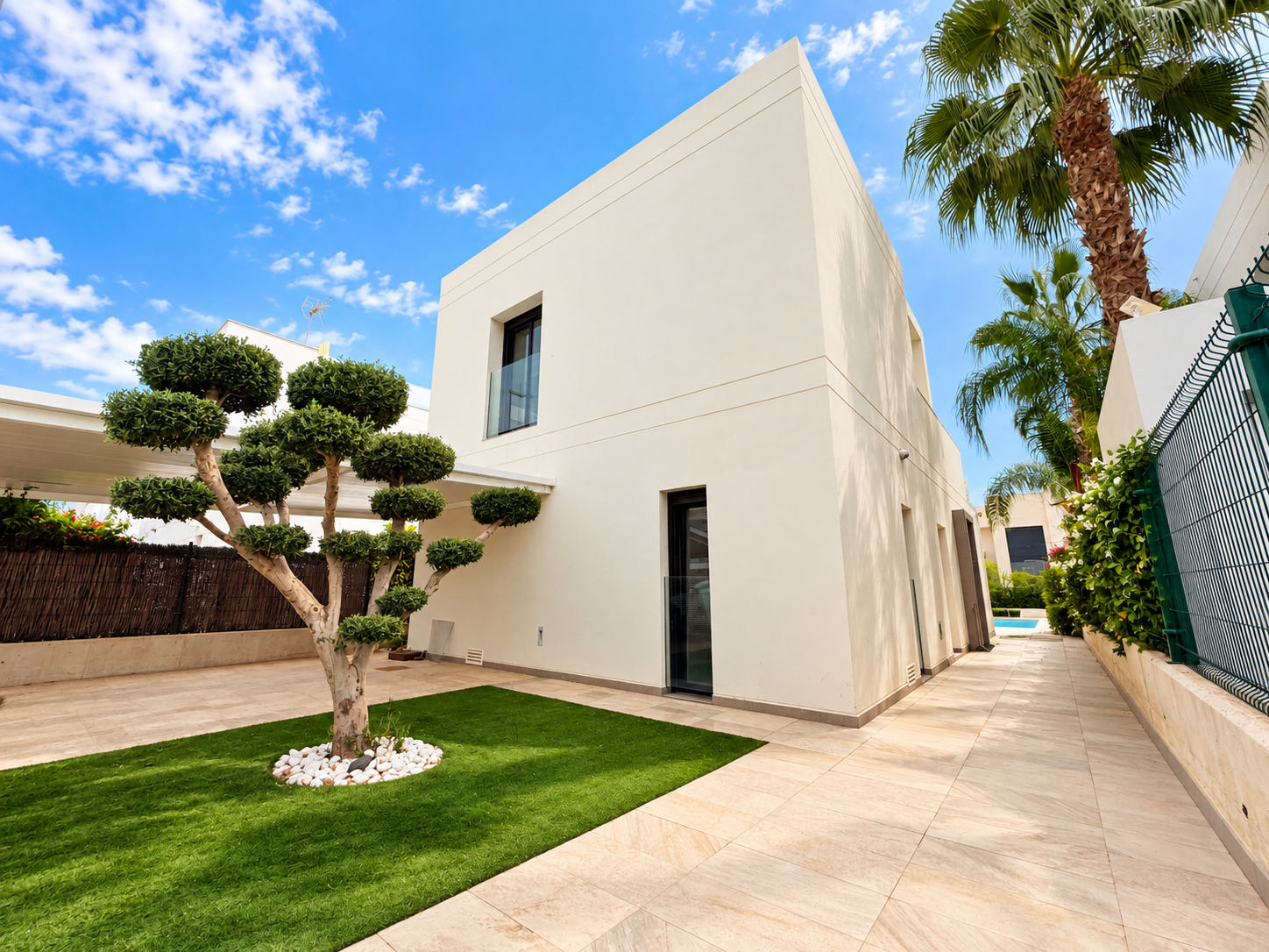 Beautiful 3-bedroom, 3-bathroom villa in Ciudad Quesada, Rojales, offering modern design, bright interiors and excellent outdoor living with a private swimming pool and covered parking within the plot