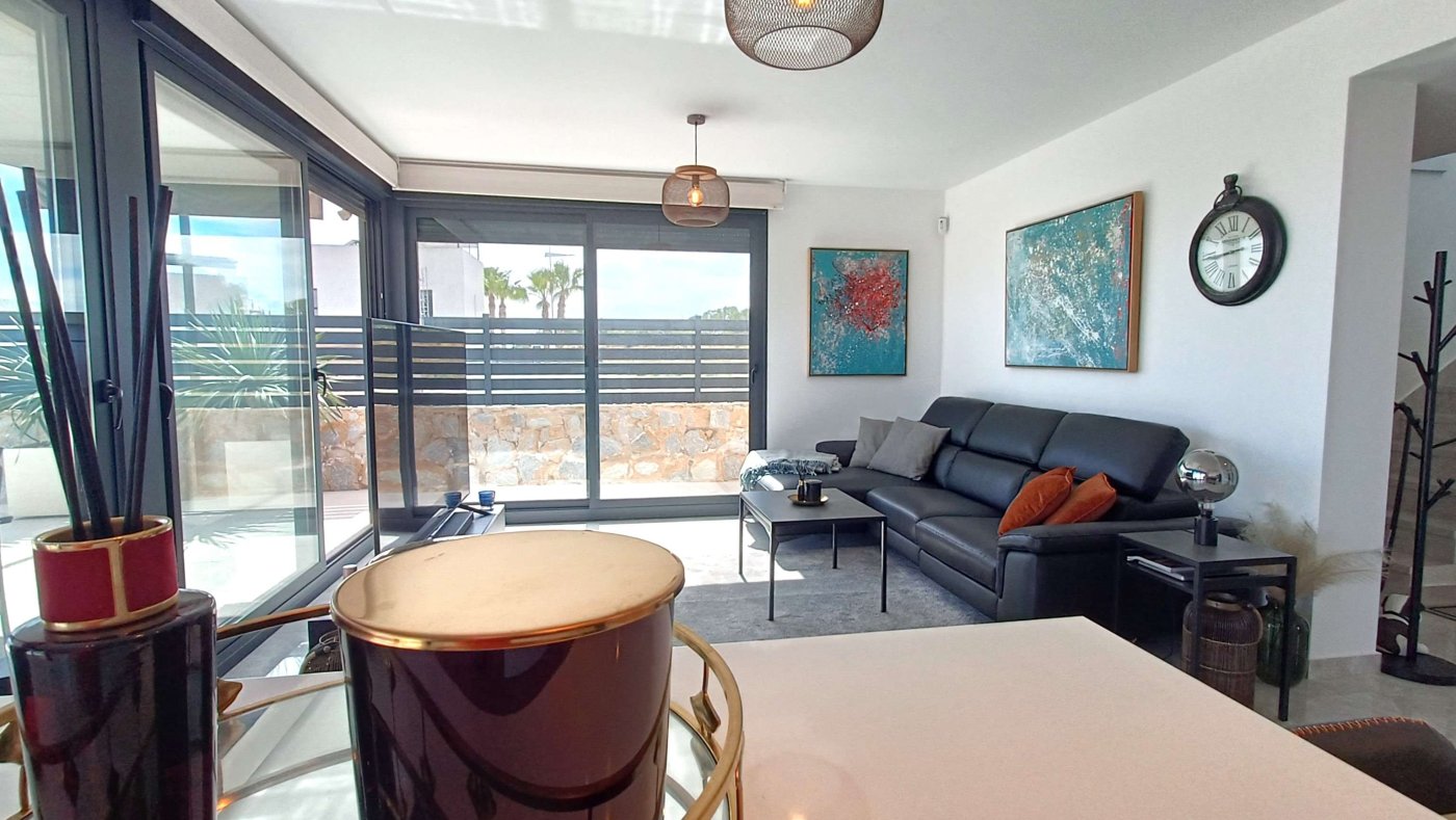 Master bedroom in villa for sale in Algorfa