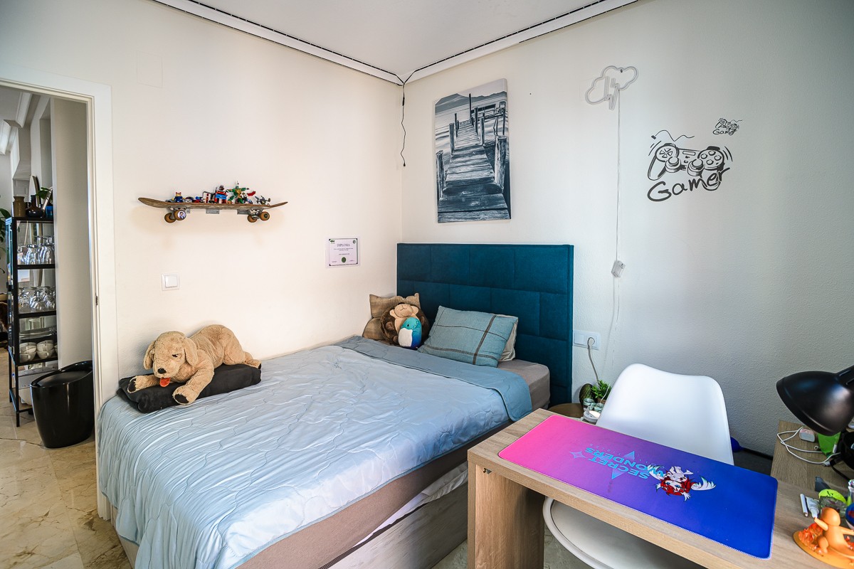 Bedroom in villa for sale in Algorfa