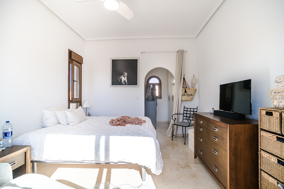 Master bedroom in villa for sale in Algorfa