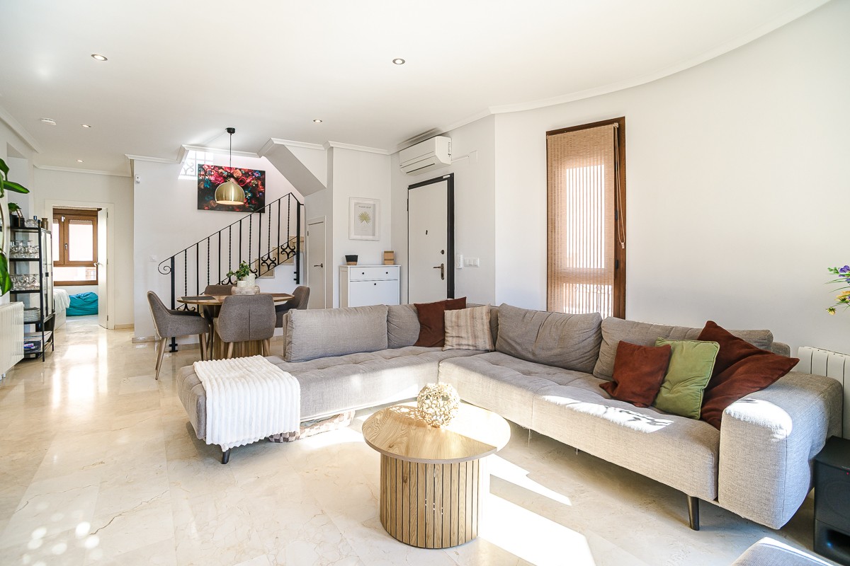 Pool area in villa for sale in Algorfa