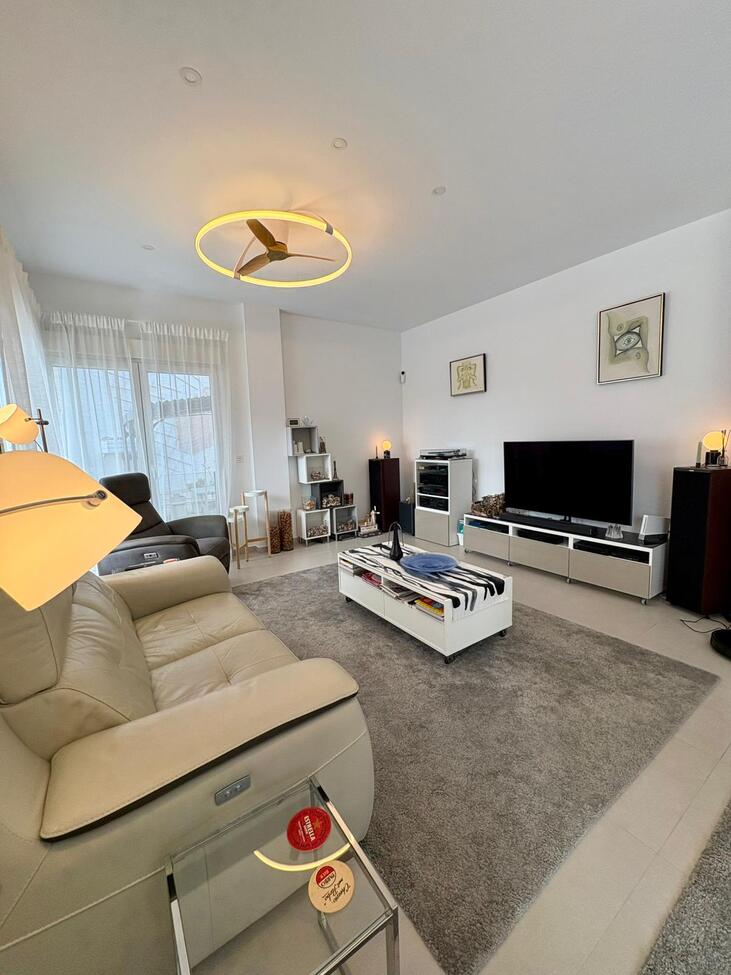 Master bedroom in villa for sale in Rojales