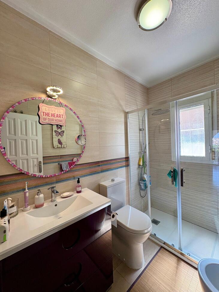 Master bedroom in villa for sale in Rojales