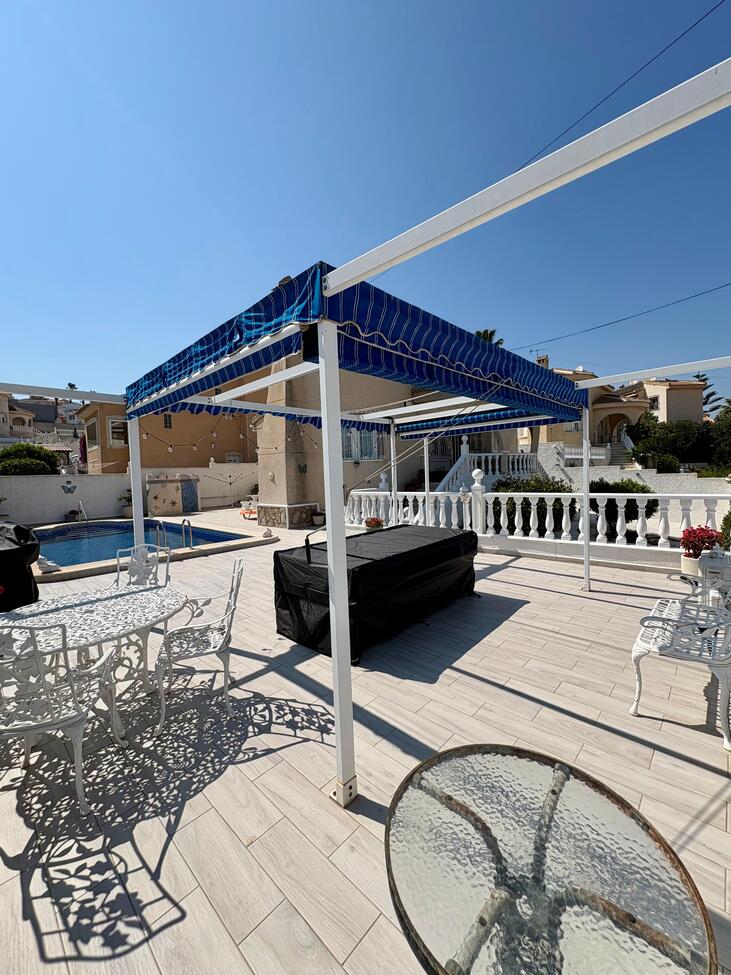 Pool area in villa for sale in Rojales