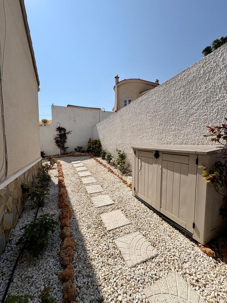 Bedroom in villa for sale in Rojales