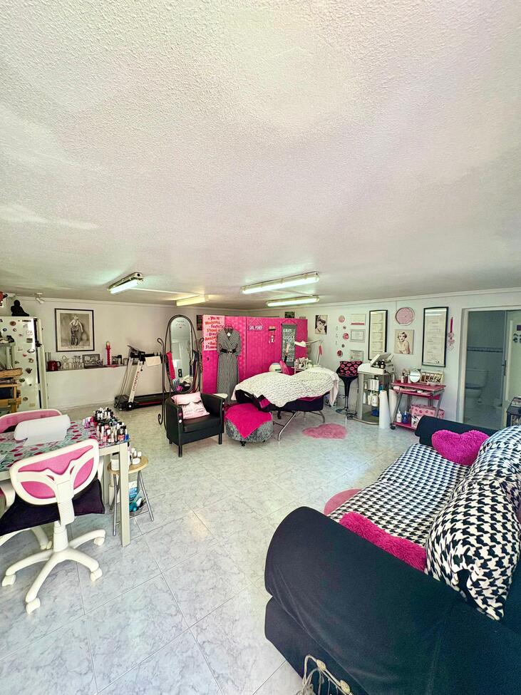 Master bedroom in villa for sale in Rojales