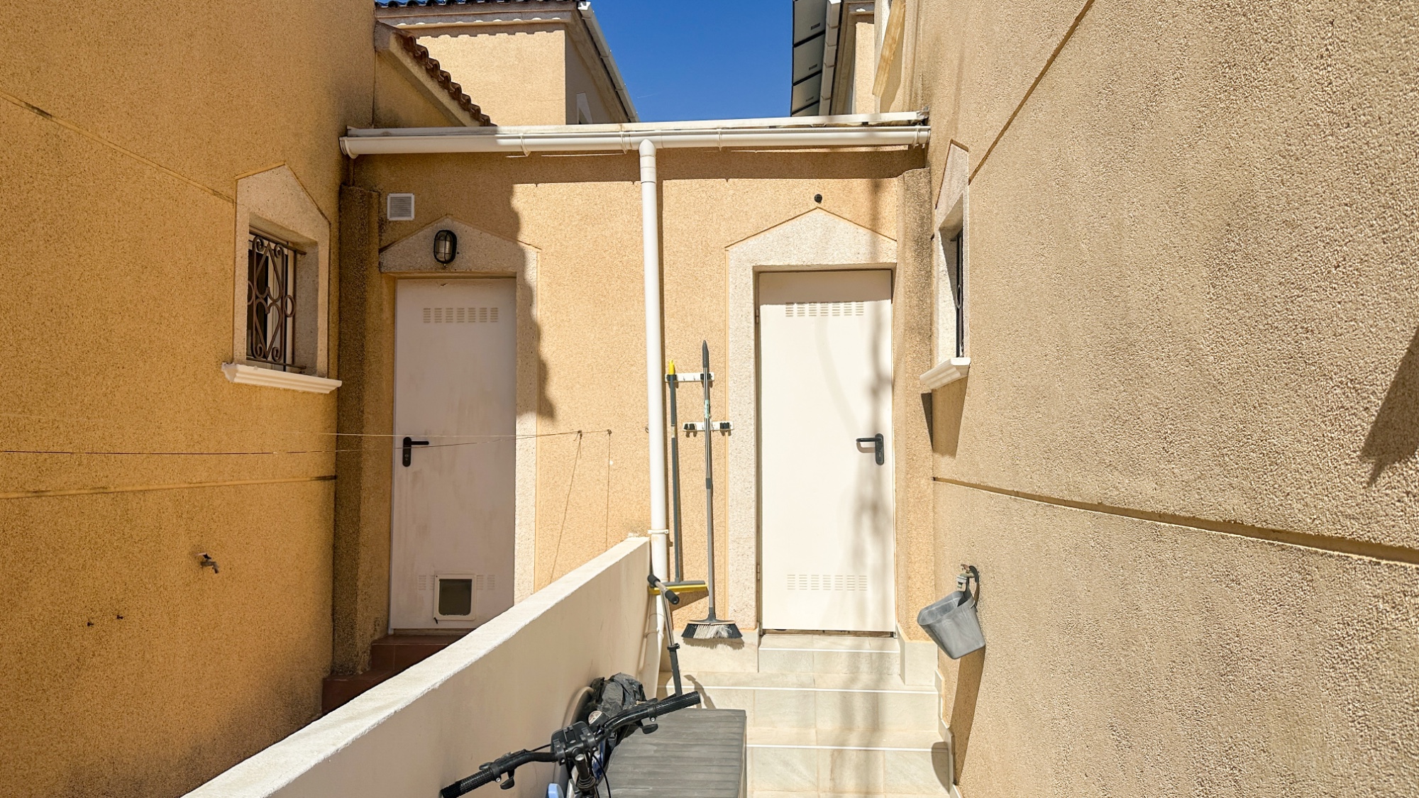 Exterior view in terraced for sale in Los Altos