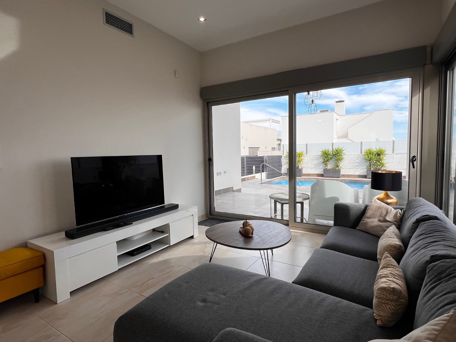 Garden in villa for sale in Orihuela Costa