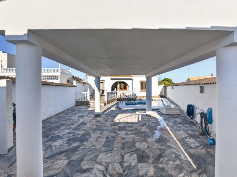Bathroom in villa for sale in Torrevieja