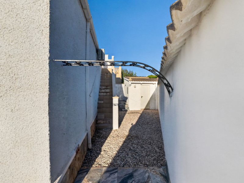 Terrace in villa for sale in Torrevieja
