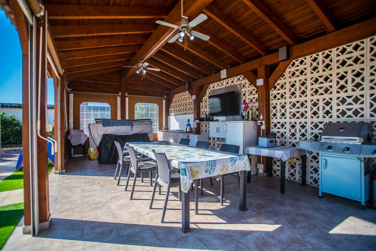 Pool area in villa for sale in Catral