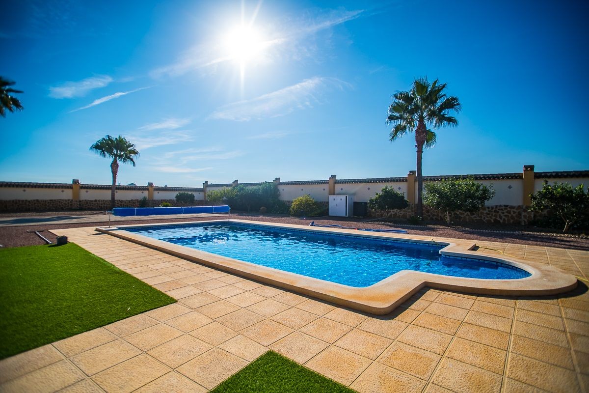 Garden in villa for sale in Catral