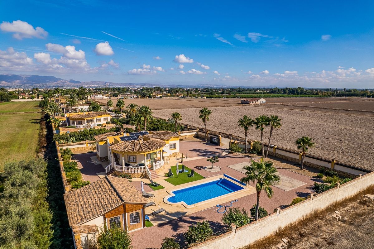 Exterior view in villa for sale in Catral