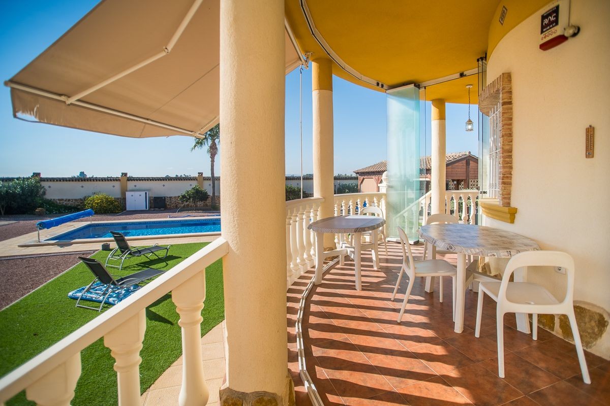 Pool area in villa for sale in Catral