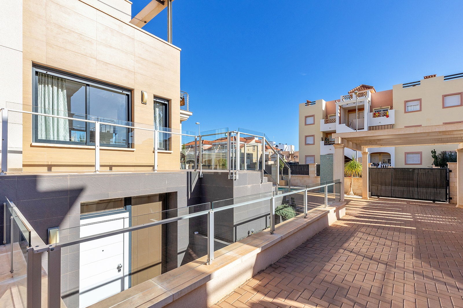 Garden in villa for sale in Orihuela Costa