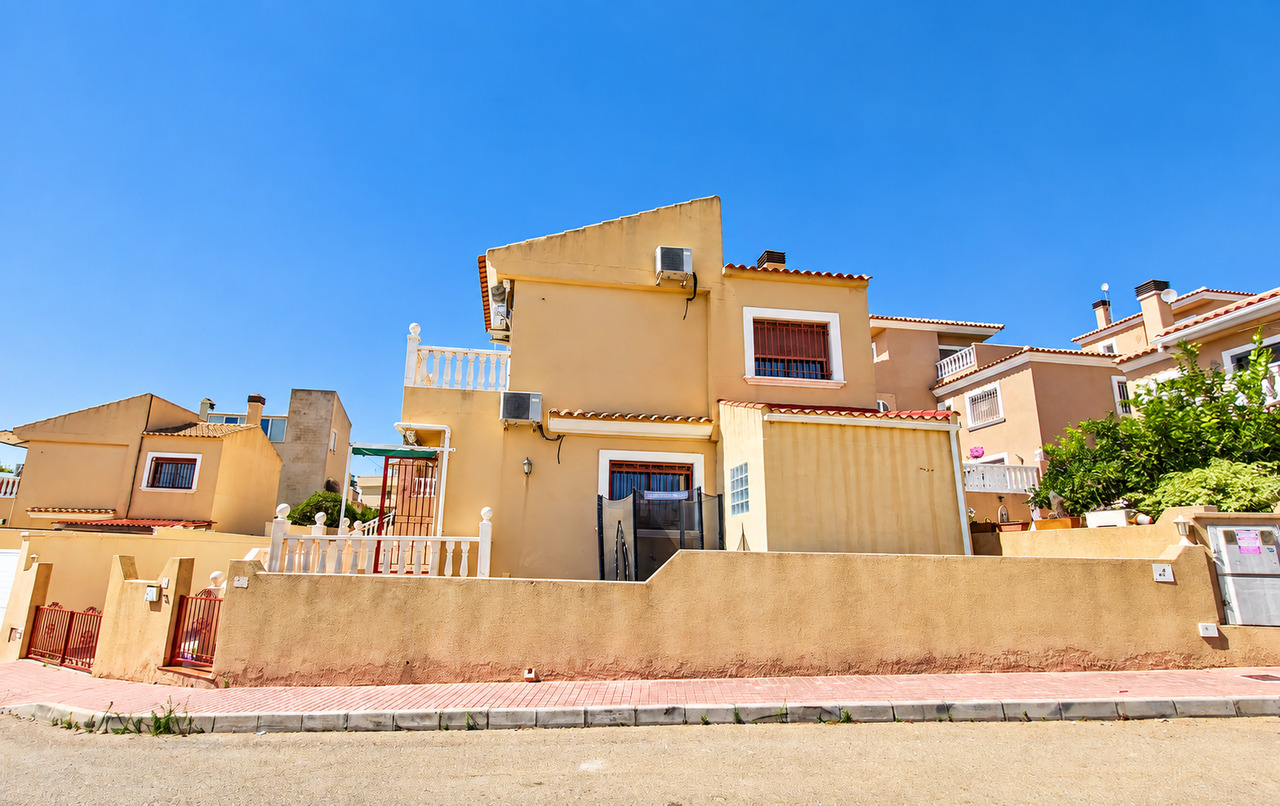 Bedroom in villa for sale in Villamartin
