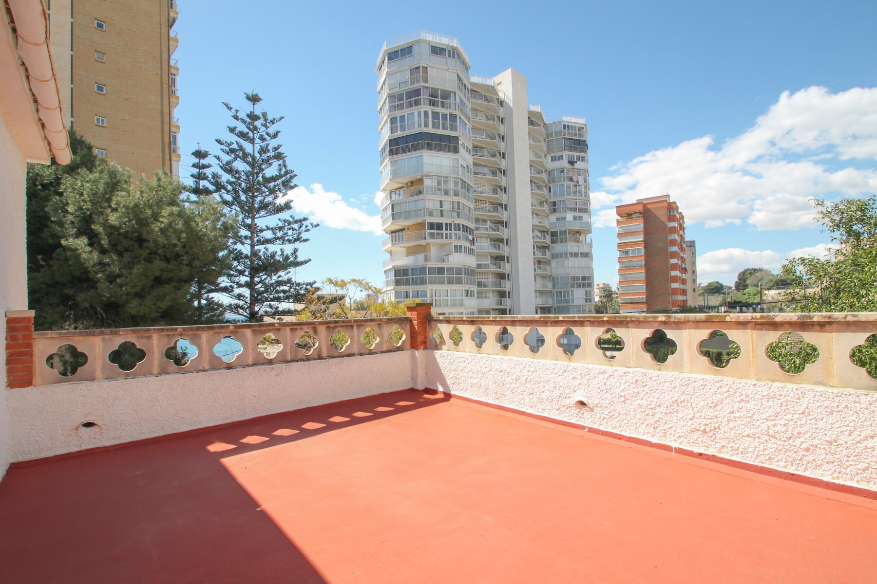 Terrace in villa for sale in El Campello