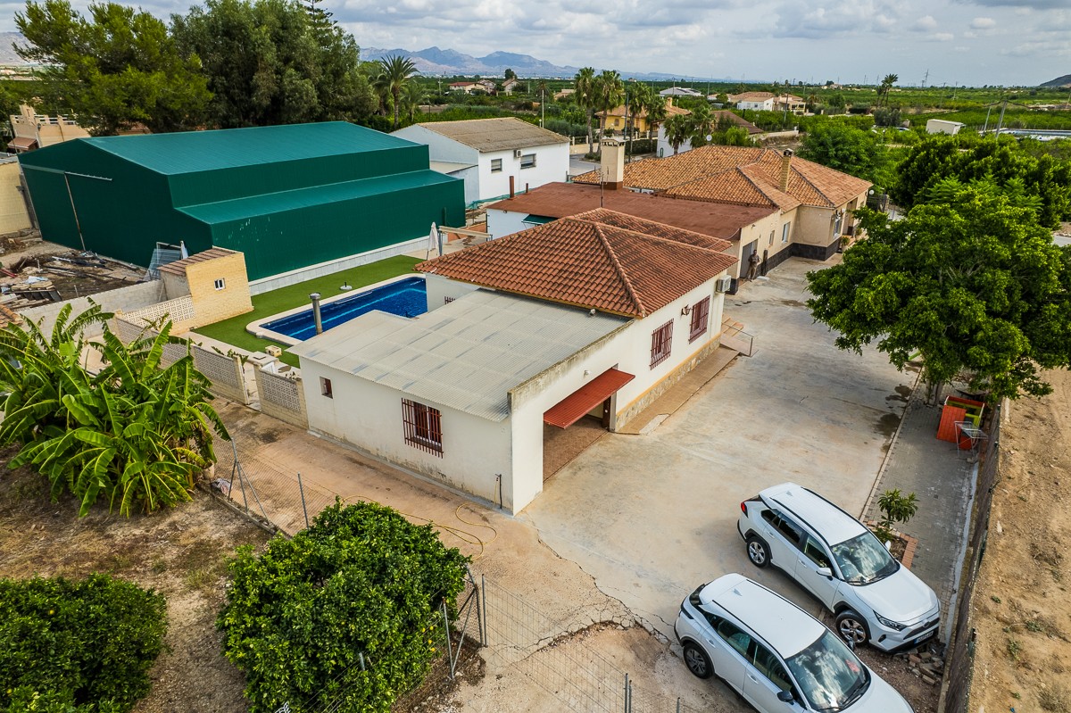 Terrace in villa for sale in Orihuela