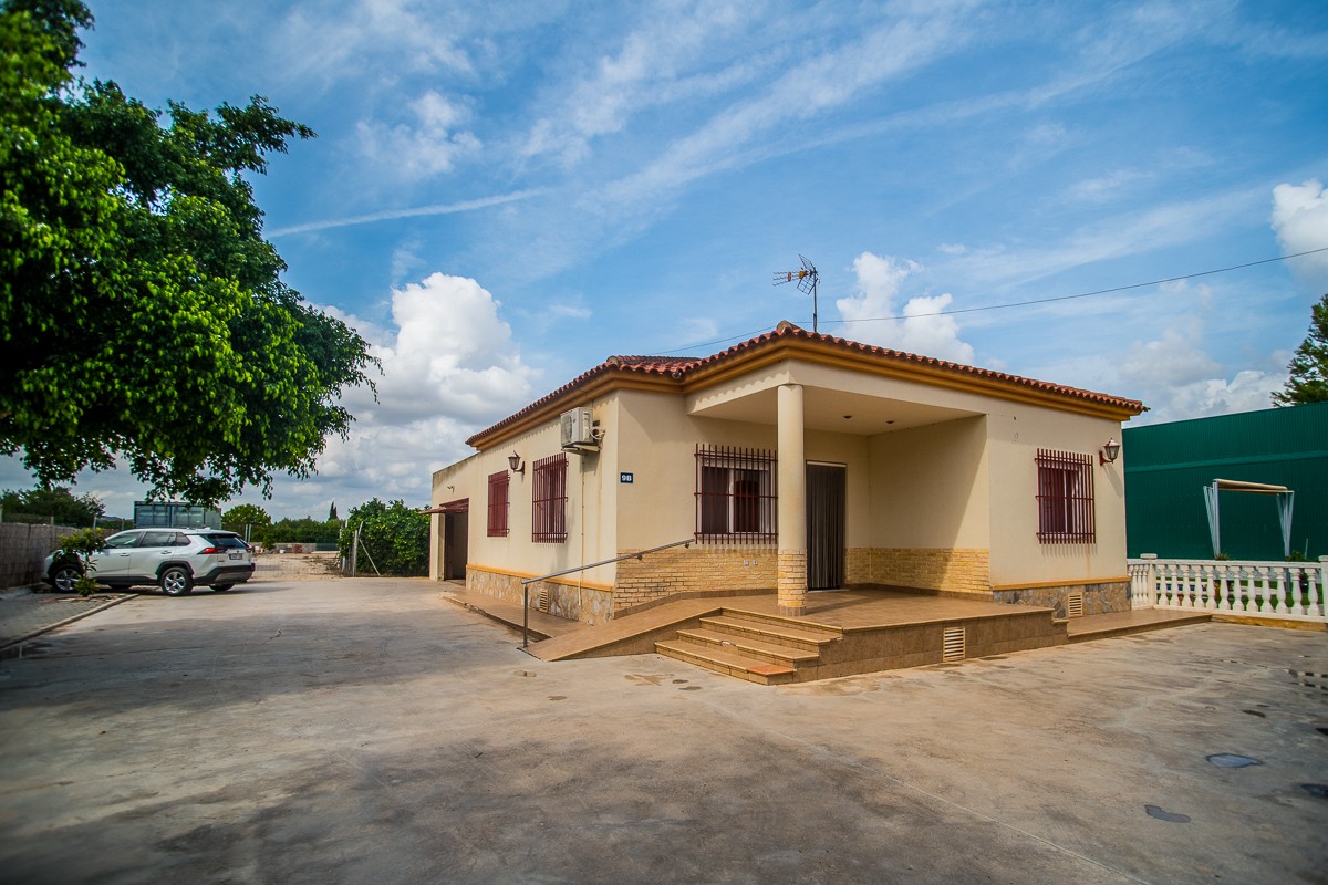 Pool area in villa for sale in Orihuela