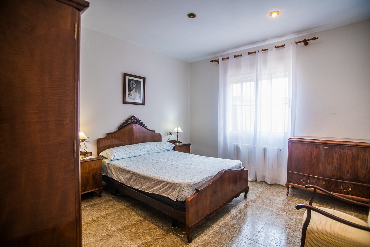 Master bedroom in villa for sale in Orihuela