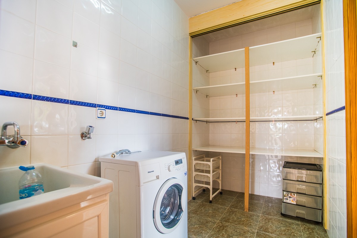 Pool area in villa for sale in Orihuela