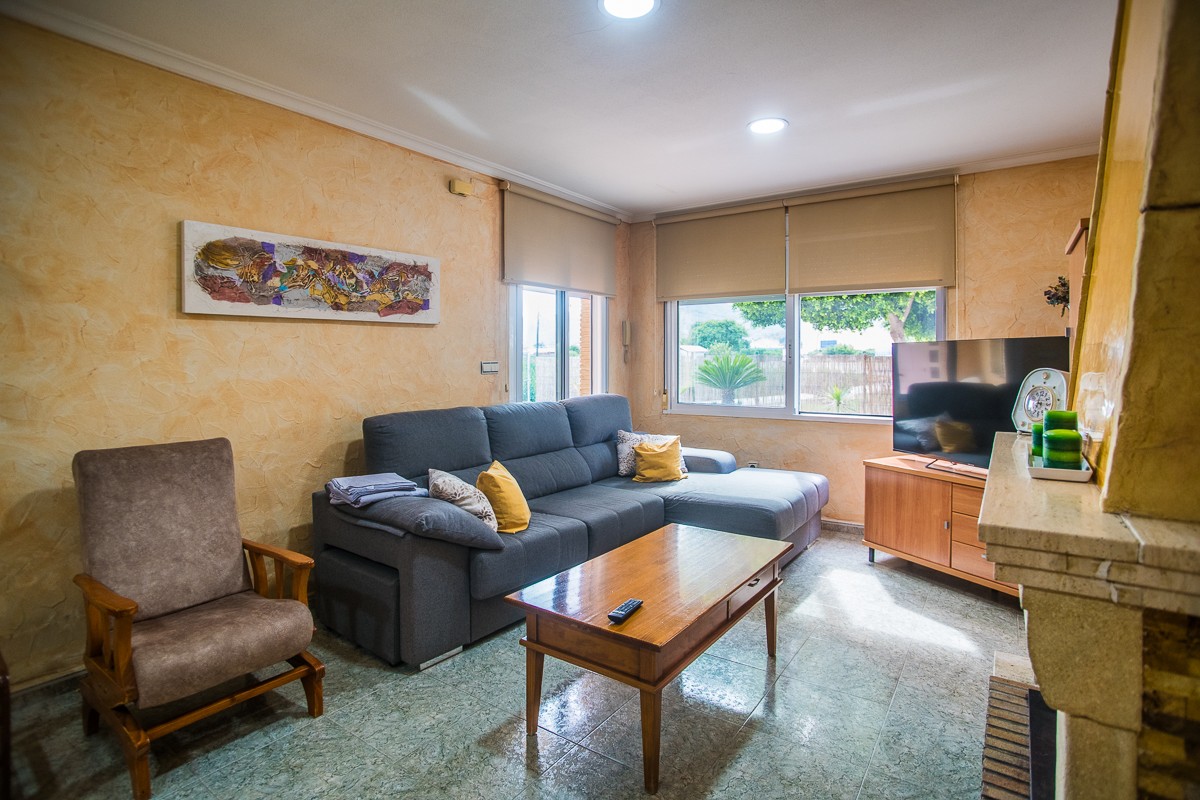 Pool area in villa for sale in Orihuela