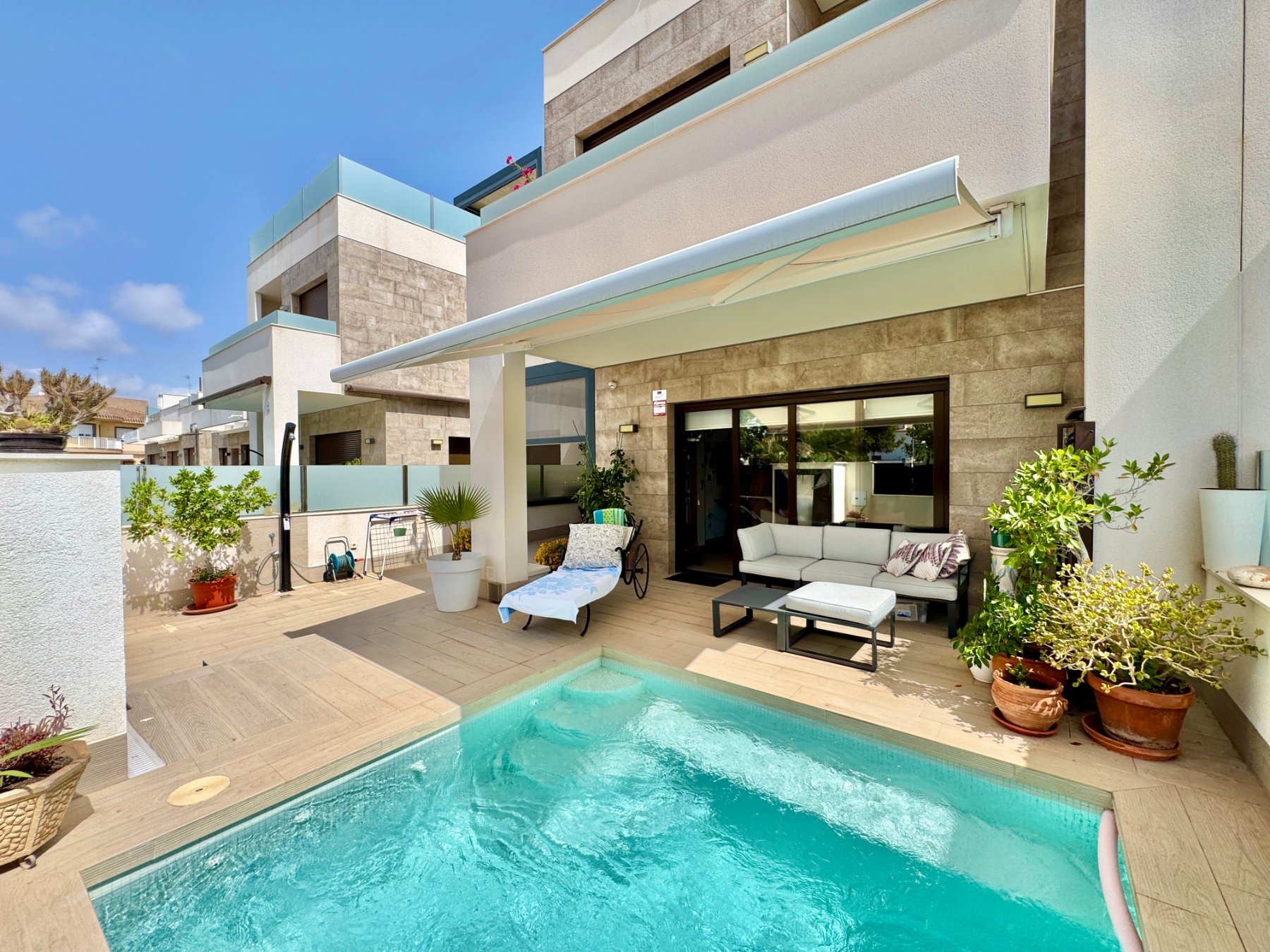 Built in 2020, this townhouse spreads 167 m2 of living space across two floors on a 189 m2 plot in San Pedro del Pinatar