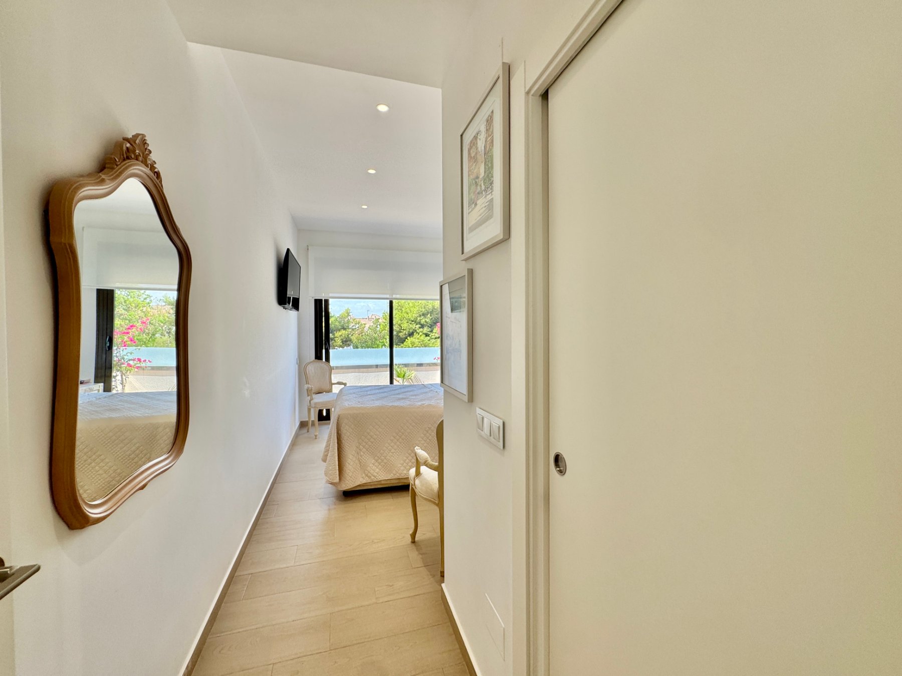 Built in 2020, this townhouse spreads 167 m2 of living space across two floors on a 189 m2 plot in San Pedro del Pinatar