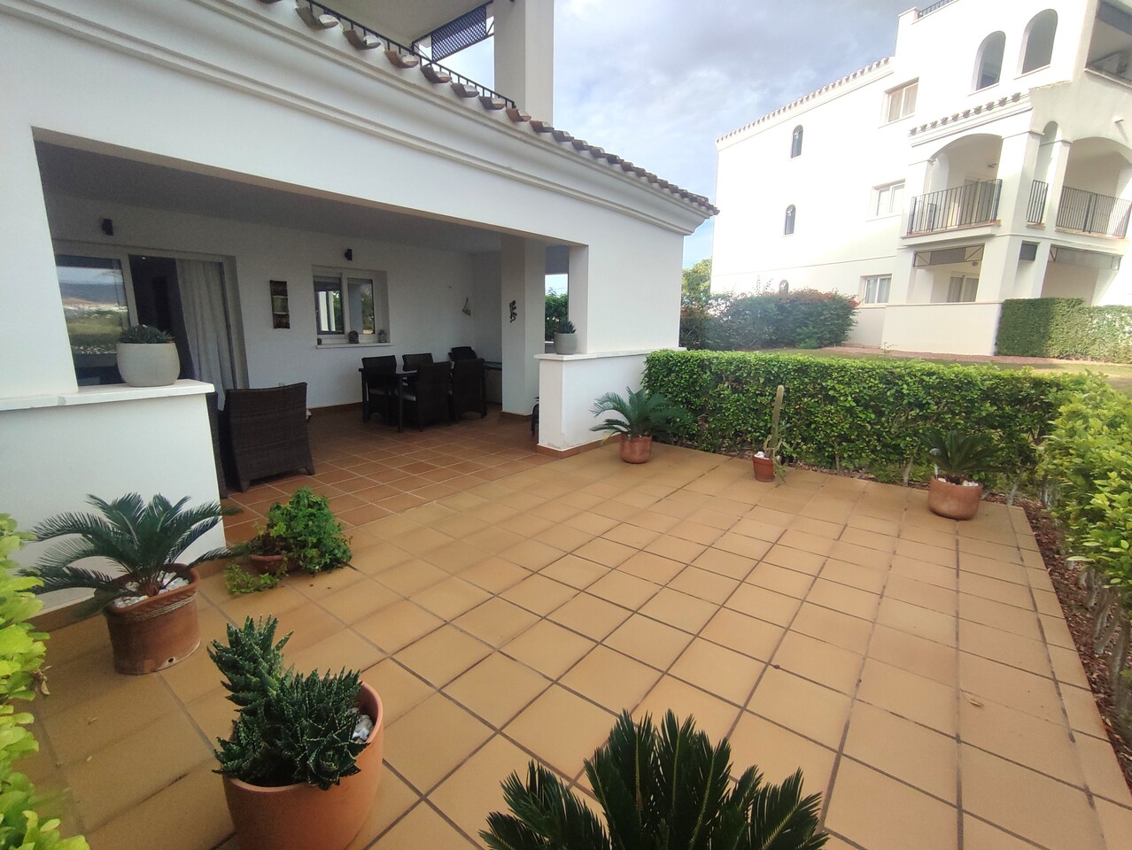 The first thing that impresses you about Hacienda Riquelme Golf Resort is the wide-open spaces, the extensive gardens and the low-density construction, which create a relaxing environment to enjoy a very safe and peaceful life or holiday