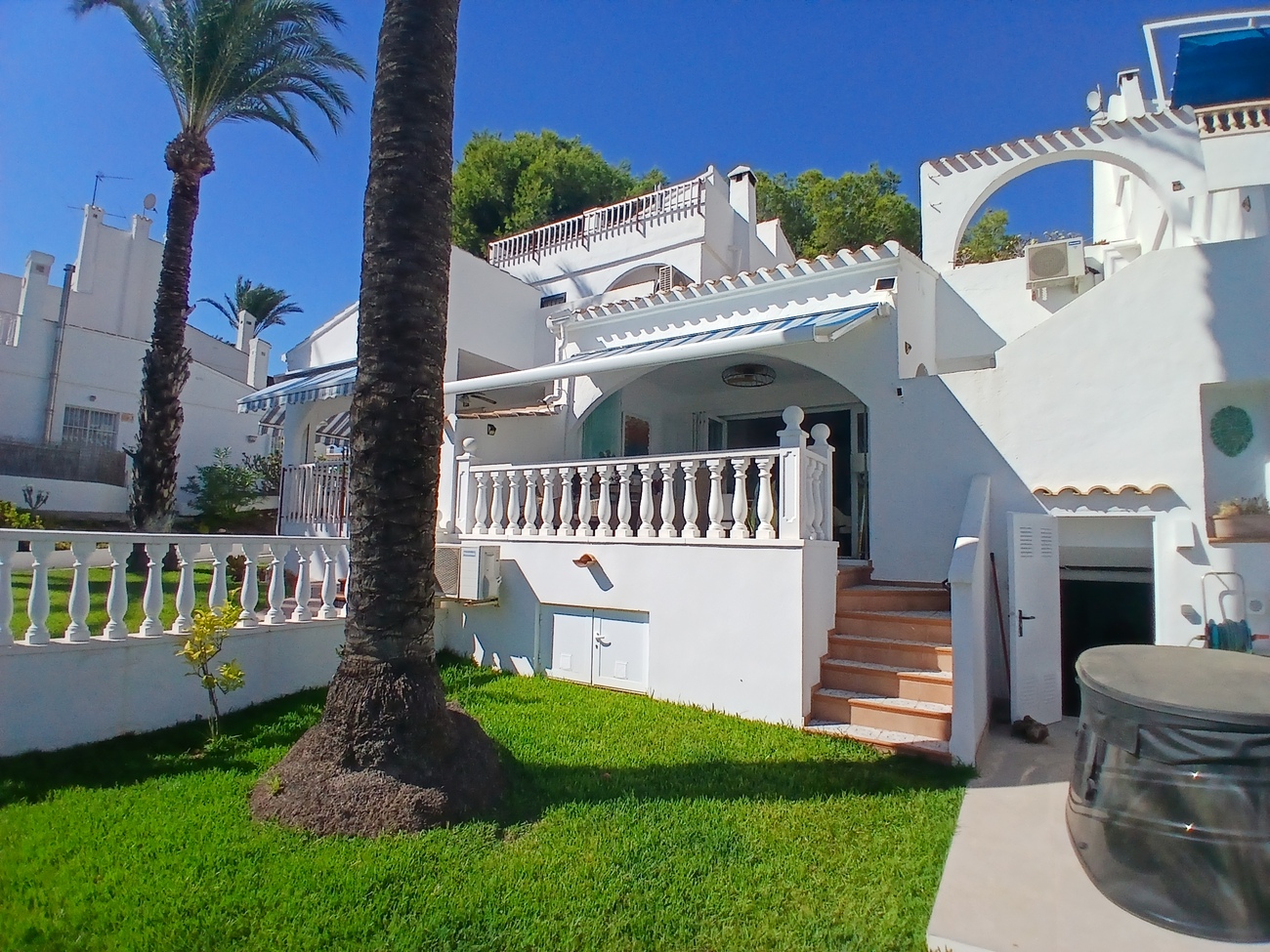 We are delighted to present this beautifully positioned and fully renovated 2-bedroom, 2-bathroom south-facing townhouse, situated within a well-maintained urbanisation
