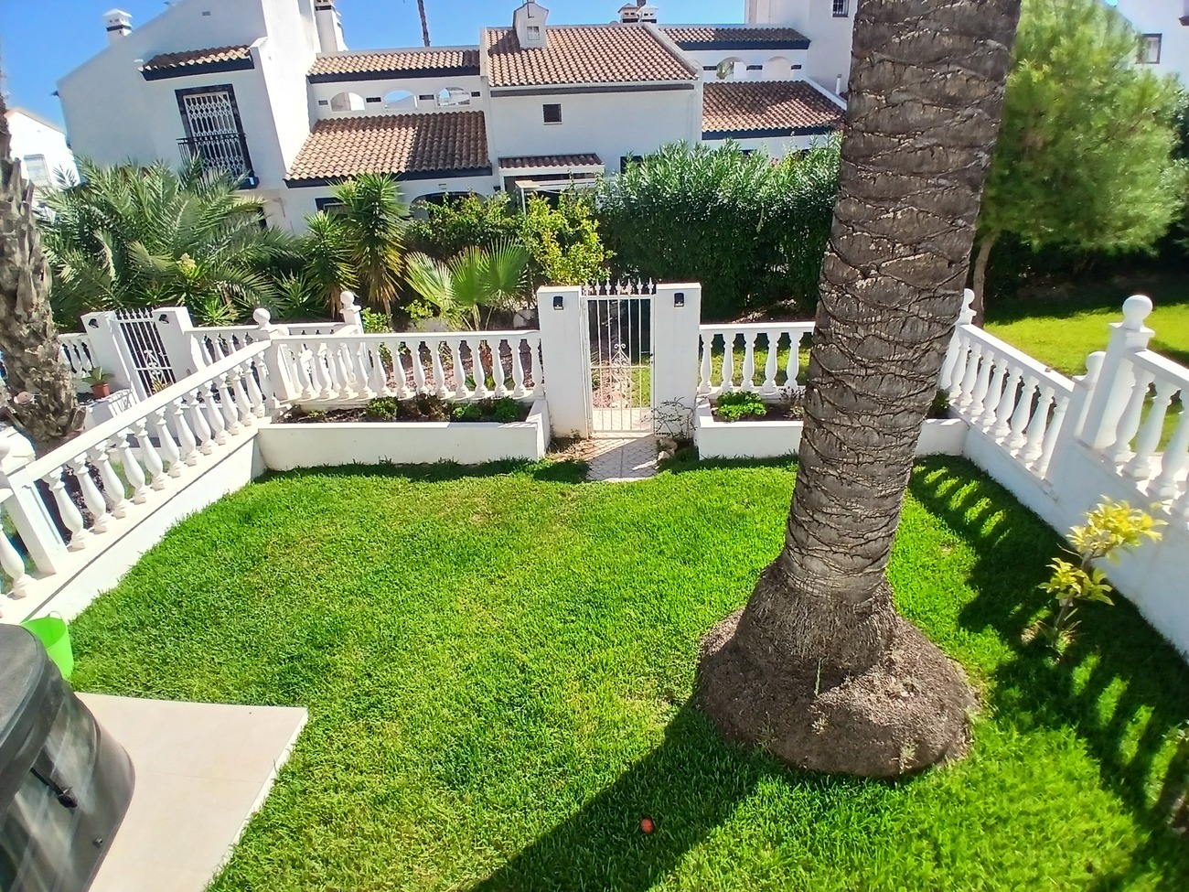 We are delighted to present this beautifully positioned and fully renovated 2-bedroom, 2-bathroom south-facing townhouse, situated within a well-maintained urbanisation