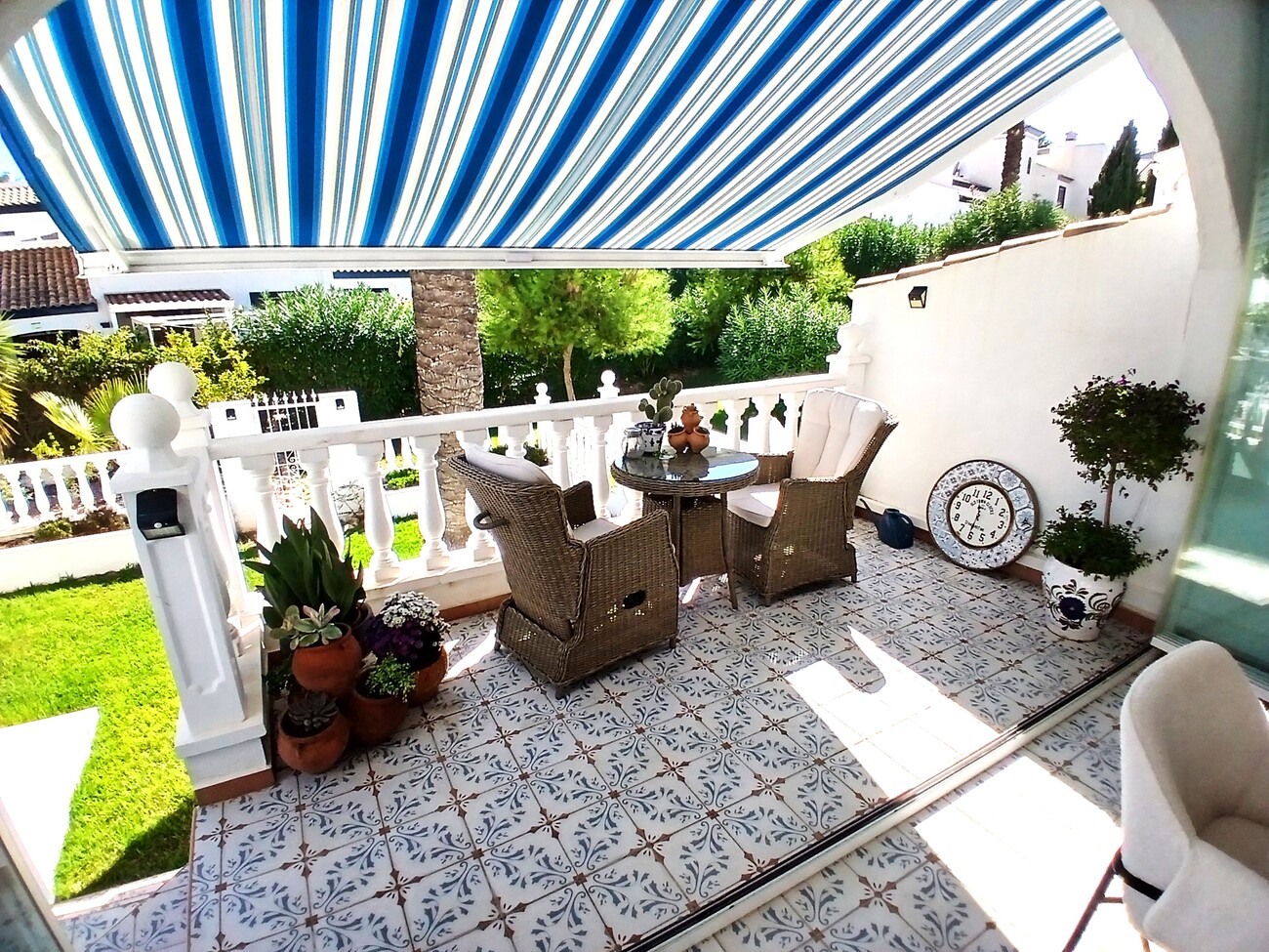 We are delighted to present this beautifully positioned and fully renovated 2-bedroom, 2-bathroom south-facing townhouse, situated within a well-maintained urbanisation