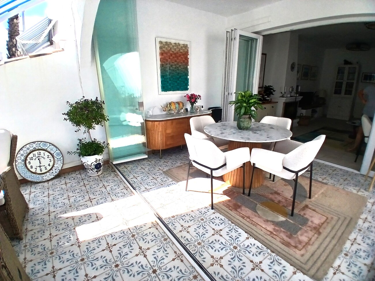 We are delighted to present this beautifully positioned and fully renovated 2-bedroom, 2-bathroom south-facing townhouse, situated within a well-maintained urbanisation