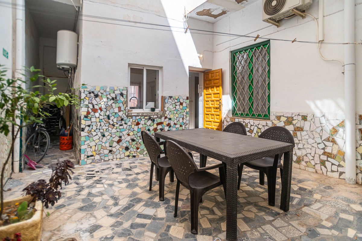 Ground Floor Apartment in the Center of Santiago de la Ribera This charming, fully renovated ground-floor apartment is situated in an excellent location in the heart of Santiago de la Ribera, just 100 meters from the Mar Menor