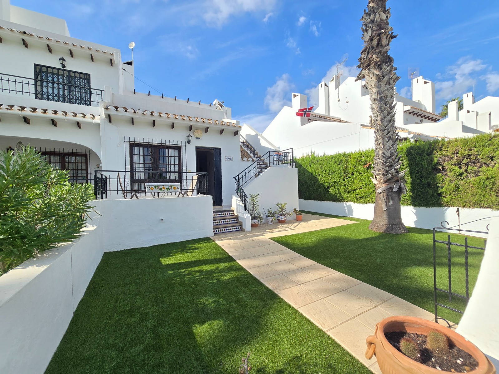 Welcome to this cosy and well-maintained Spanish corner house, situated in a beautiful, leafy location in the heart of Los Dolses – Villamartín