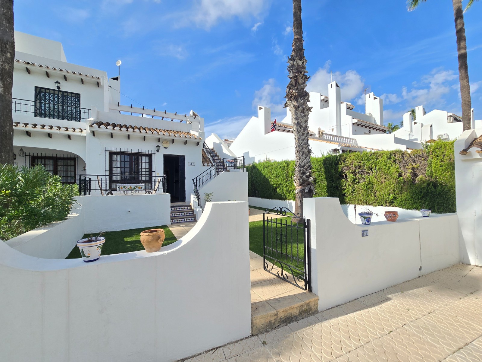 Welcome to this cosy and well-maintained Spanish corner house, situated in a beautiful, leafy location in the heart of Los Dolses – Villamartín