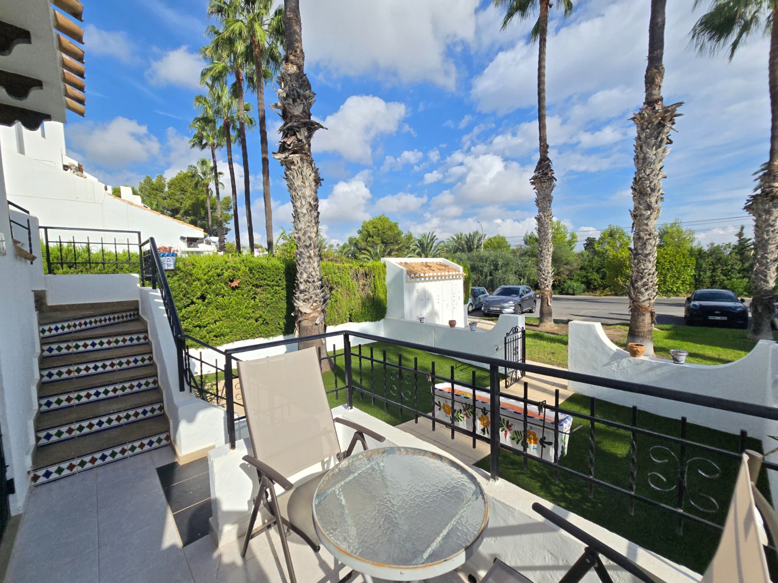 Welcome to this cosy and well-maintained Spanish corner house, situated in a beautiful, leafy location in the heart of Los Dolses – Villamartín