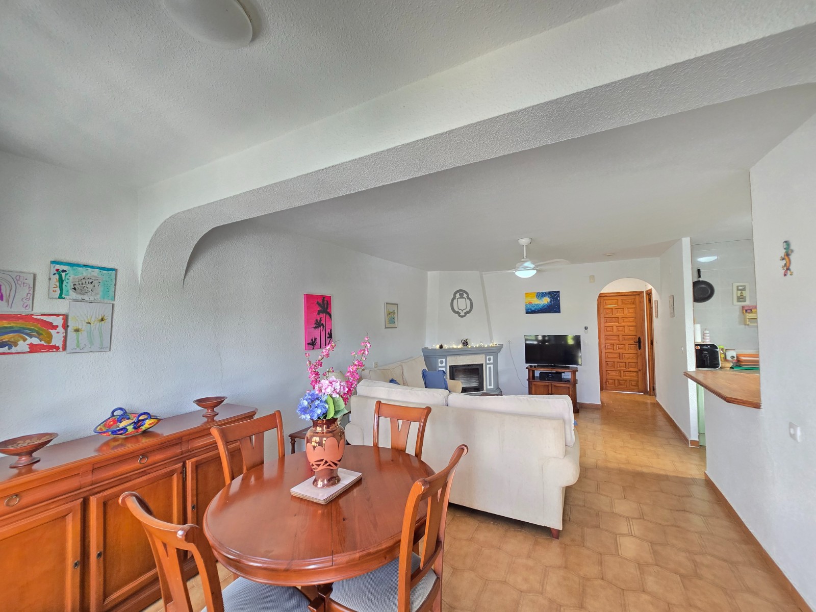 Welcome to this cosy and well-maintained Spanish corner house, situated in a beautiful, leafy location in the heart of Los Dolses – Villamartín
