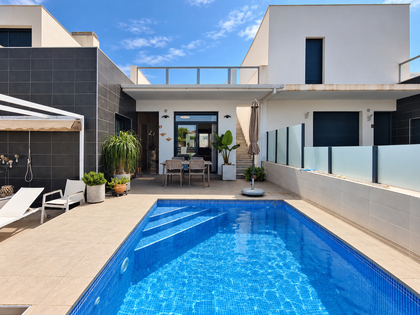 Modern townhouse built in 2017, ideally located opposite a park in a quiet area of Formentera del Segura