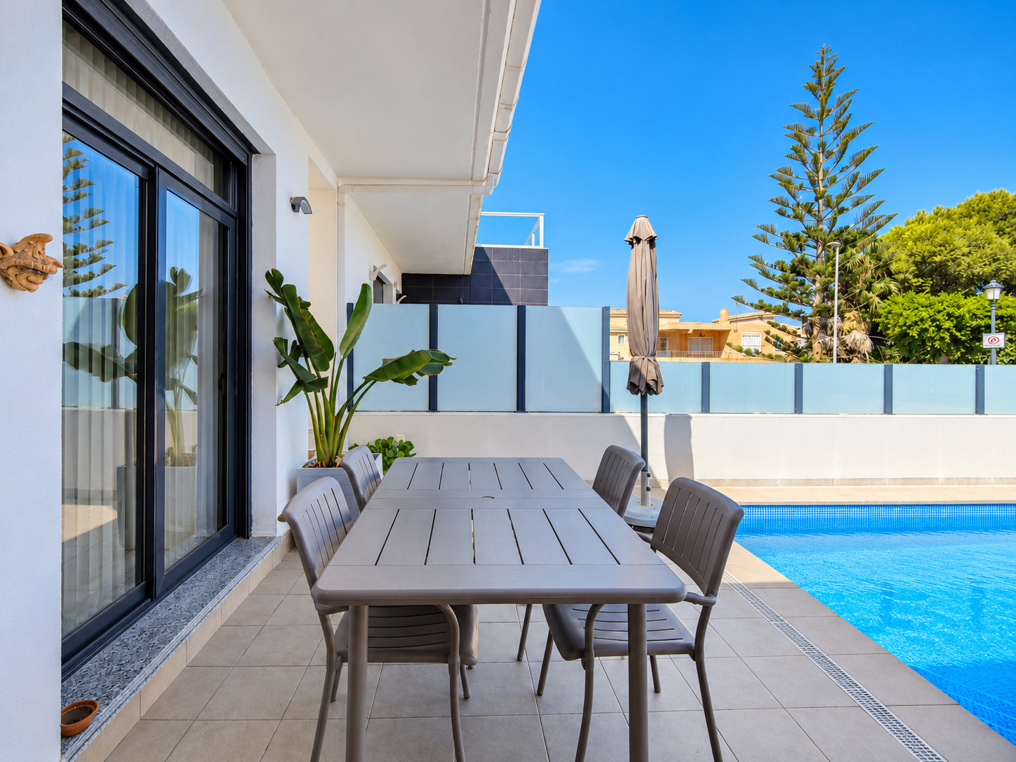 Master bedroom in villa for sale in Formentera del Segura