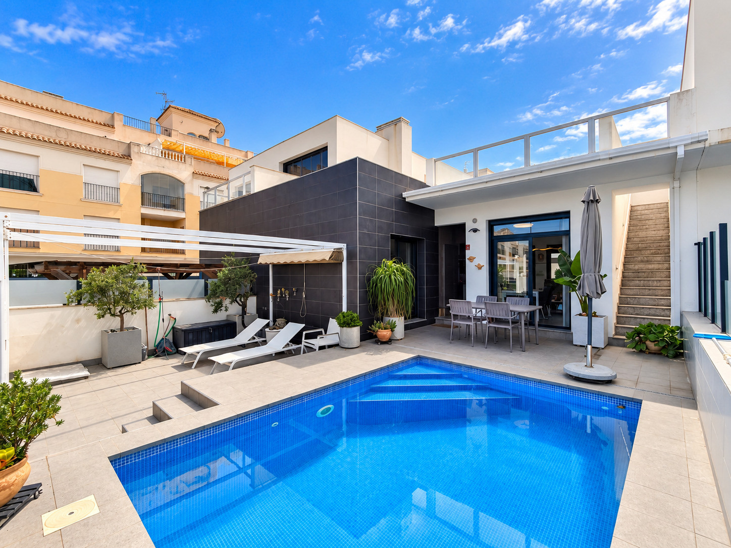 Modern townhouse built in 2017, ideally located opposite a park in a quiet area of Formentera del Segura