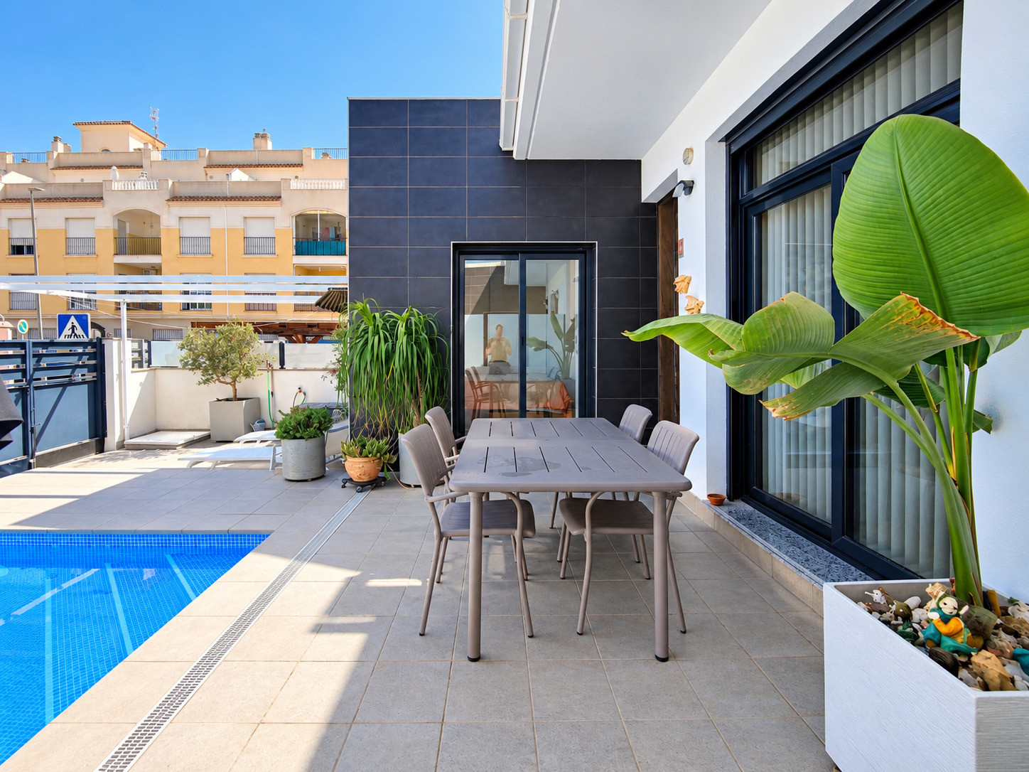 Modern townhouse built in 2017, ideally located opposite a park in a quiet area of Formentera del Segura