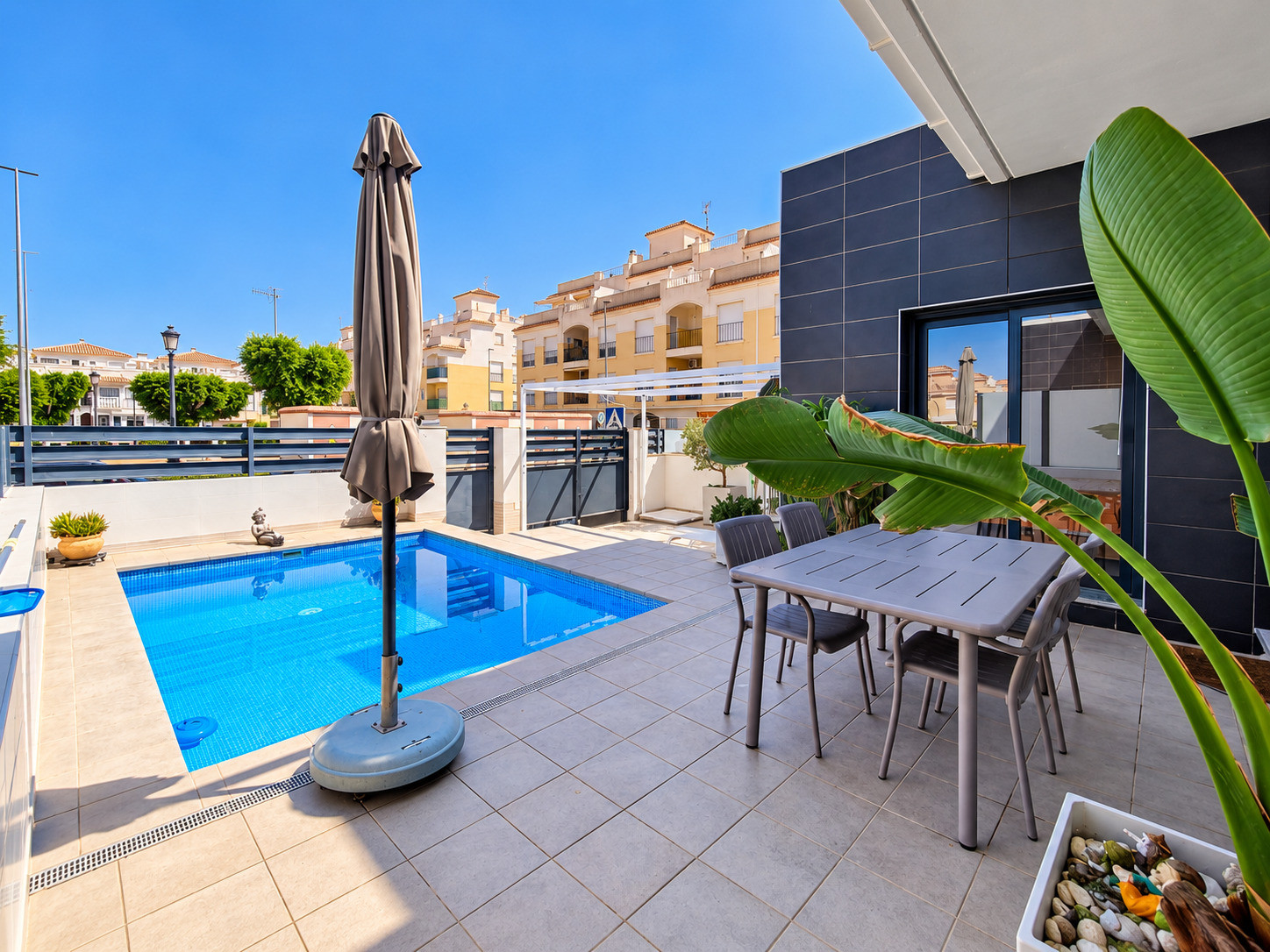Modern townhouse built in 2017, ideally located opposite a park in a quiet area of Formentera del Segura
