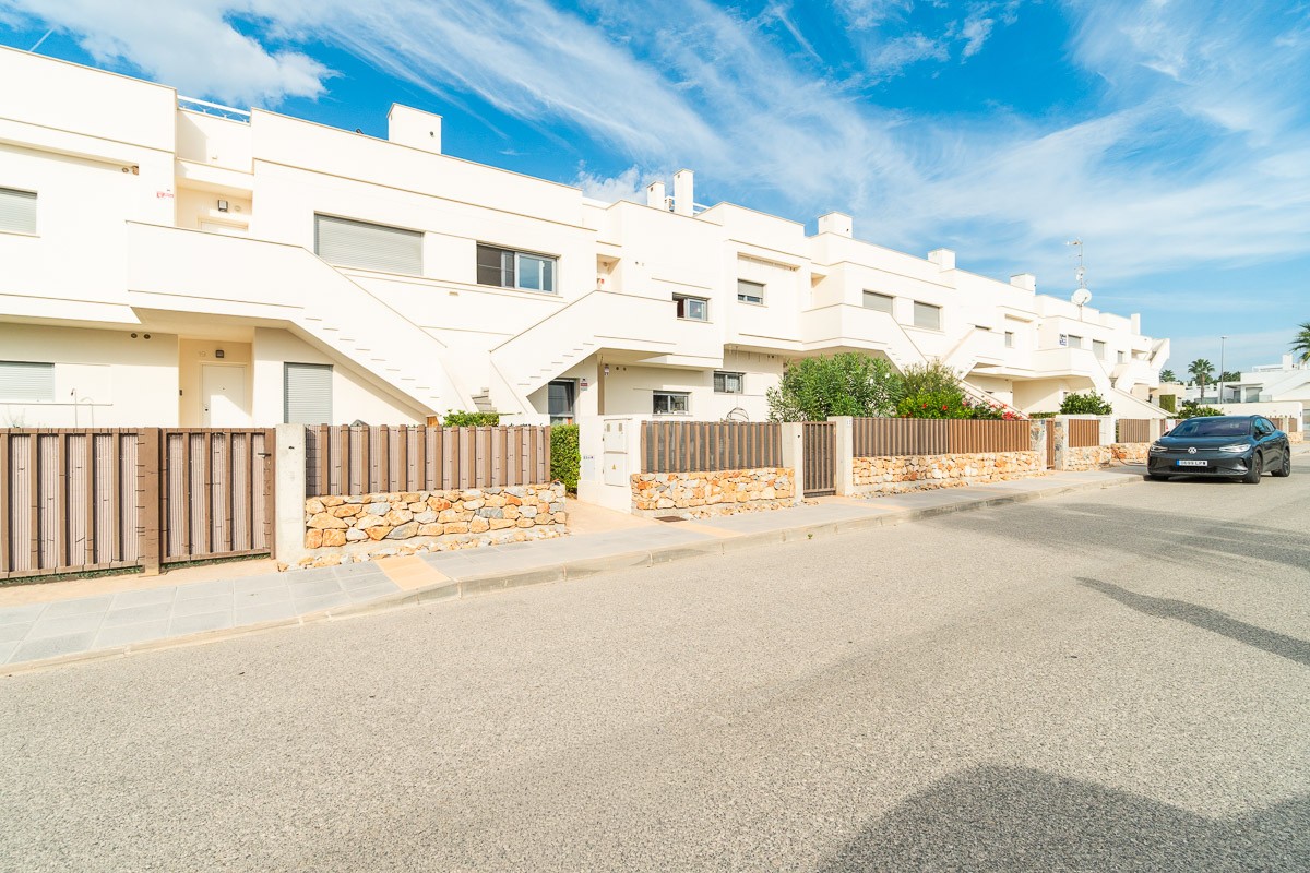VISTABELLA – BEAUTIFUL 2-BEDROOM FLAT WITH A SPACIOUS, FURNISHED SUN TERRACE, OUTDOOR KITCHEN AND UNOBSTRUCTED VIEWS Situated in the very pleasant residential neighbourhood of Vistabella, this flat enjoys a quiet, leafy setting whilst offering walking dis