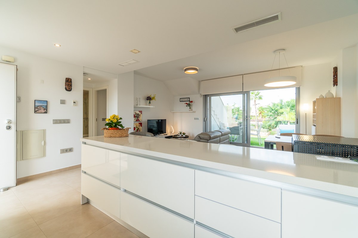VISTABELLA – BEAUTIFUL 2-BEDROOM FLAT WITH A SPACIOUS, FURNISHED SUN TERRACE, OUTDOOR KITCHEN AND UNOBSTRUCTED VIEWS Situated in the very pleasant residential neighbourhood of Vistabella, this flat enjoys a quiet, leafy setting whilst offering walking dis