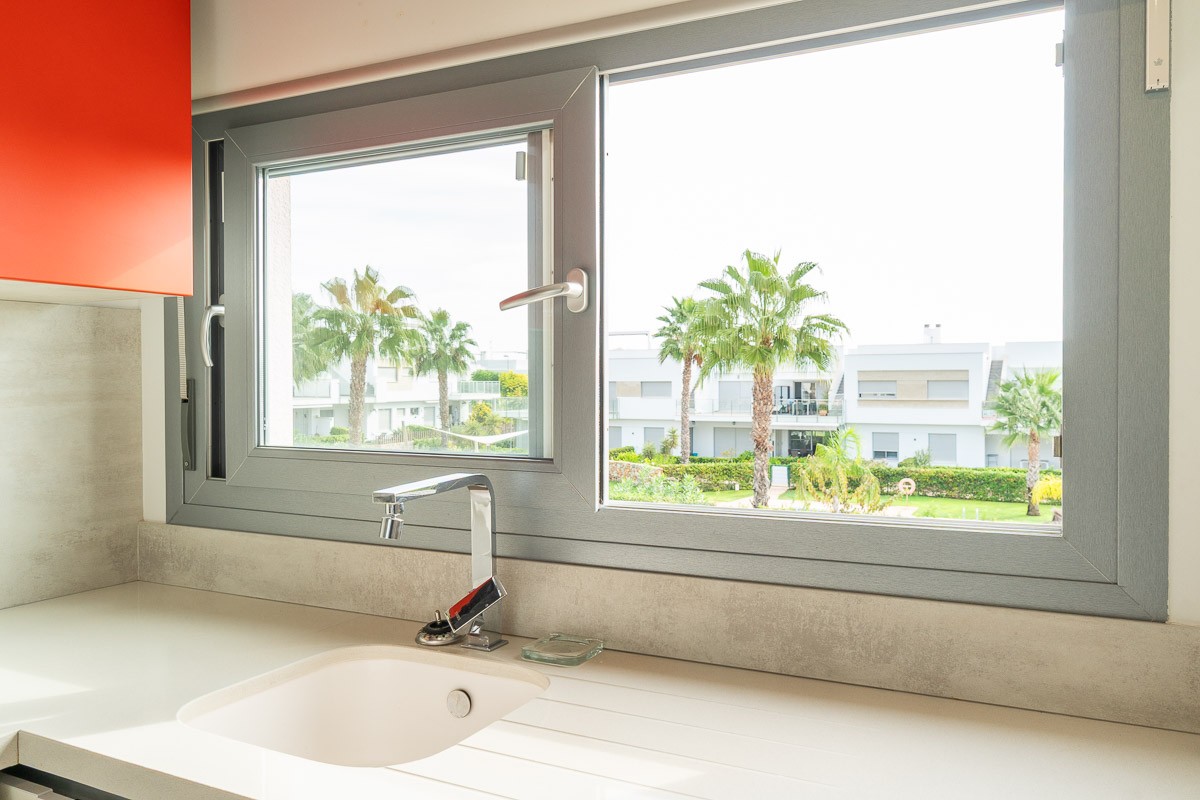 VISTABELLA – BEAUTIFUL 2-BEDROOM FLAT WITH A SPACIOUS, FURNISHED SUN TERRACE, OUTDOOR KITCHEN AND UNOBSTRUCTED VIEWS Situated in the very pleasant residential neighbourhood of Vistabella, this flat enjoys a quiet, leafy setting whilst offering walking dis