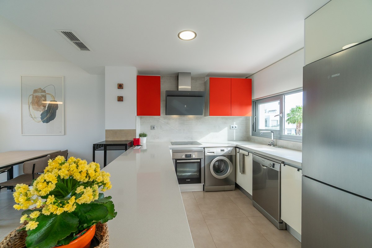 VISTABELLA – BEAUTIFUL 2-BEDROOM FLAT WITH A SPACIOUS, FURNISHED SUN TERRACE, OUTDOOR KITCHEN AND UNOBSTRUCTED VIEWS Situated in the very pleasant residential neighbourhood of Vistabella, this flat enjoys a quiet, leafy setting whilst offering walking dis