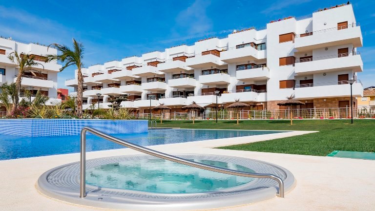 Discover this beautiful flat situated in the Terrazas de Campoamor residential complex, offering a superb living environment on the Costa Blanca