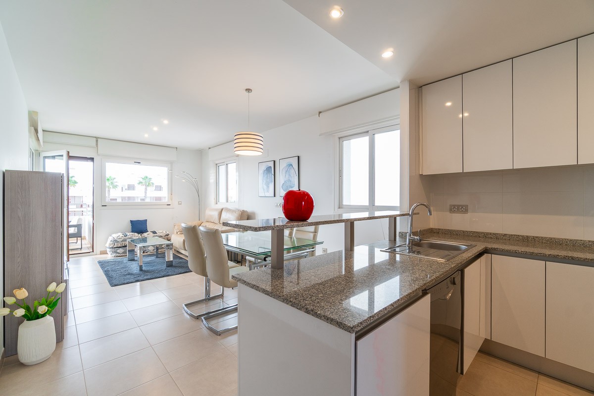 Discover this beautiful flat situated in the Terrazas de Campoamor residential complex, offering a superb living environment on the Costa Blanca